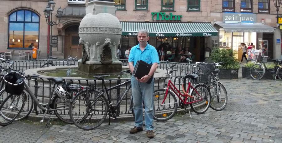 Nach sieben Jahren in der Psychiatrie genoss Gustl Mollath im Sommer 2013 einen Spaziergang durch seine Heimatstadt Nürnberg.