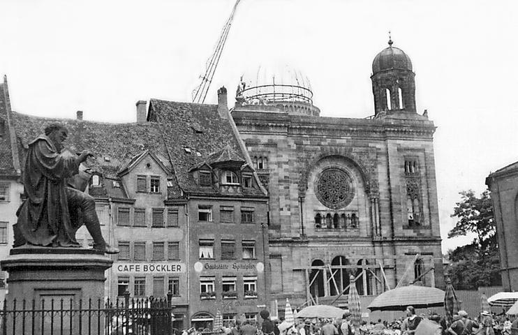 Hans Sachs thront heute noch über dem Platz, an dem einst die Synagoge stand – der Rest rundherum hat sich deutlich verändert. Im Zuge des Wiederaufbaus der Innenstadt wurde an der Stelle später ein Wohnhaus hochgezogen.