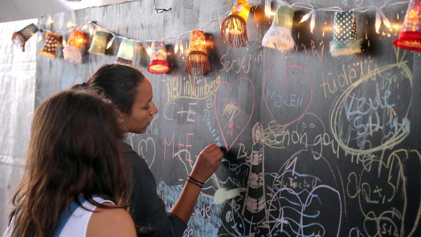 An einer Wand können sich die Festivalbesucher verewigen.