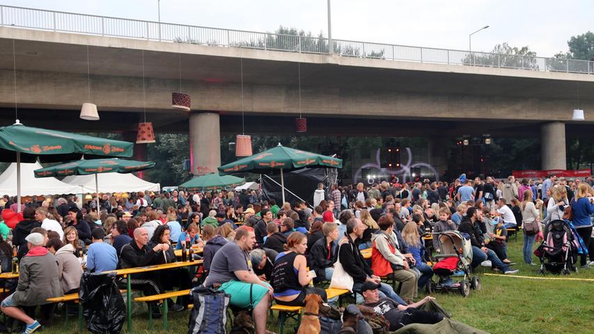 Am Freitag hat sich der Pegnitzgrund unter der Theodor Heuss Brücke wieder in ein Festivalgelände verwandelt.