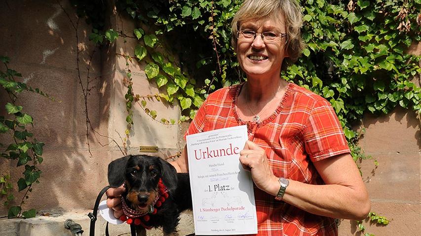 …Rauhaardackel Holle gekürt. Der sechs Monate alte Dackel hat die Jury überzeugt. „Ich hab weinen müssen, als mein Hund den ersten Preis bekam“, sagte die glückliche Besitzerin, Bettina Schmidt.