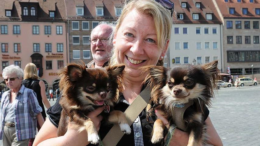 Auch Rita Zeh aus Nürnberg nahm mit ihren zwei kleinen Hunden an der Parade teil. „Meine beiden kleinen sind super lieb, sie streiten sich überhaupt nicht.“