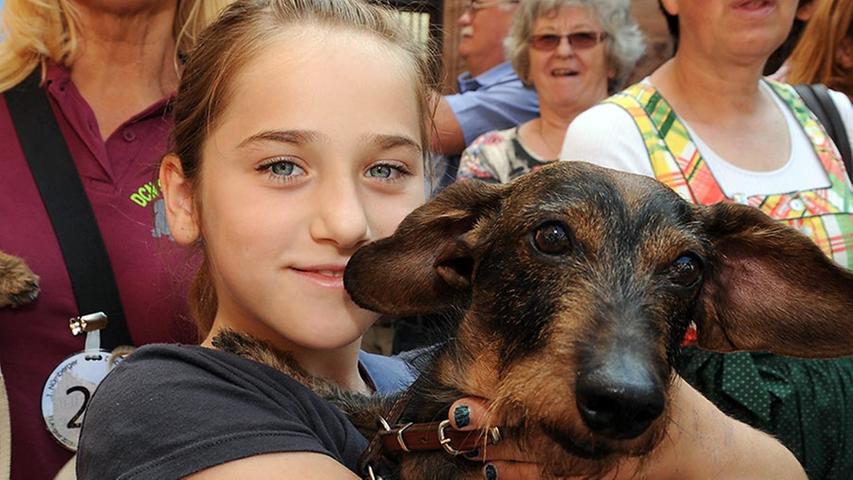 Antonia Kößer hat sich ganz besonders auf die Parade gefreut. Sie kann daheim keine Hunde halten, um so mehr spielt sie mit den Zwergen beim Grenzenlos-Festival.