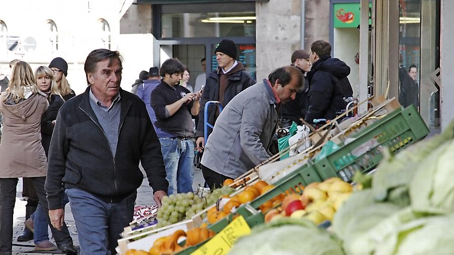 Für „Dreiviertelmond“ steuerte Elmar Wepper einen Obstladen in der Fußgängerzone an. Für „Dreiviertelmond“ steuerte Elmar Wepper einen Obstladen in der Fußgängerzone an.