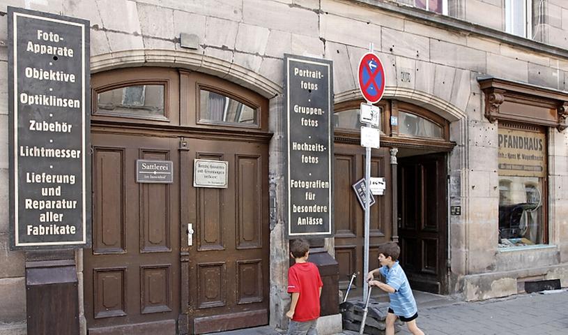 Vorbereitungen für "Landauer": Die Marien- und die Schillerstraße verwandeln sich in eine Filmkulisse - auch dank alter Schilder, die an den Toren und Türen angebracht werden.