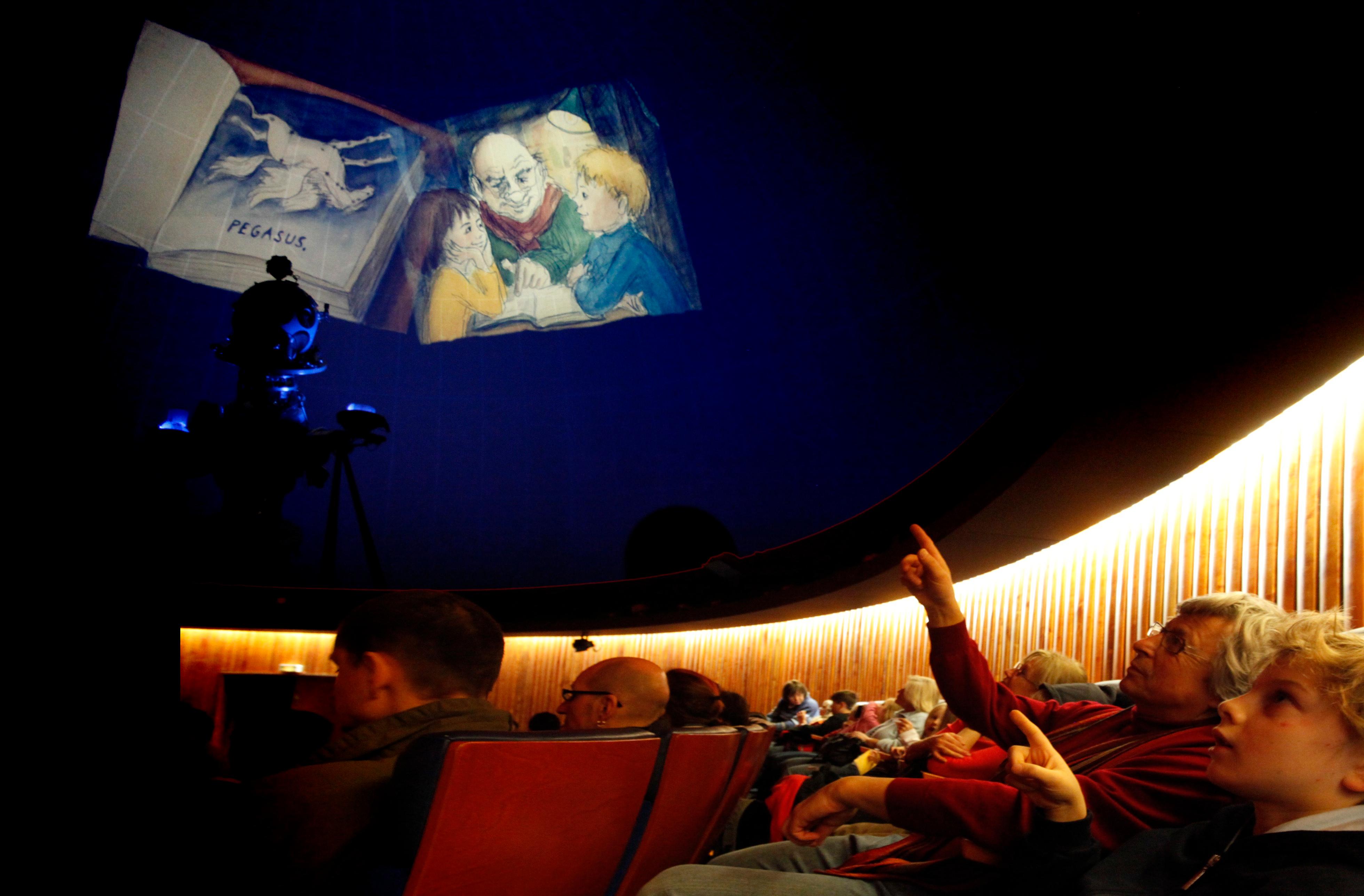 Auch für Kinder und Familien ist etwas geboten: An den Nachmittagen gibt es regelmäßige Programme für die jüngeren Hobby-Astronomen.