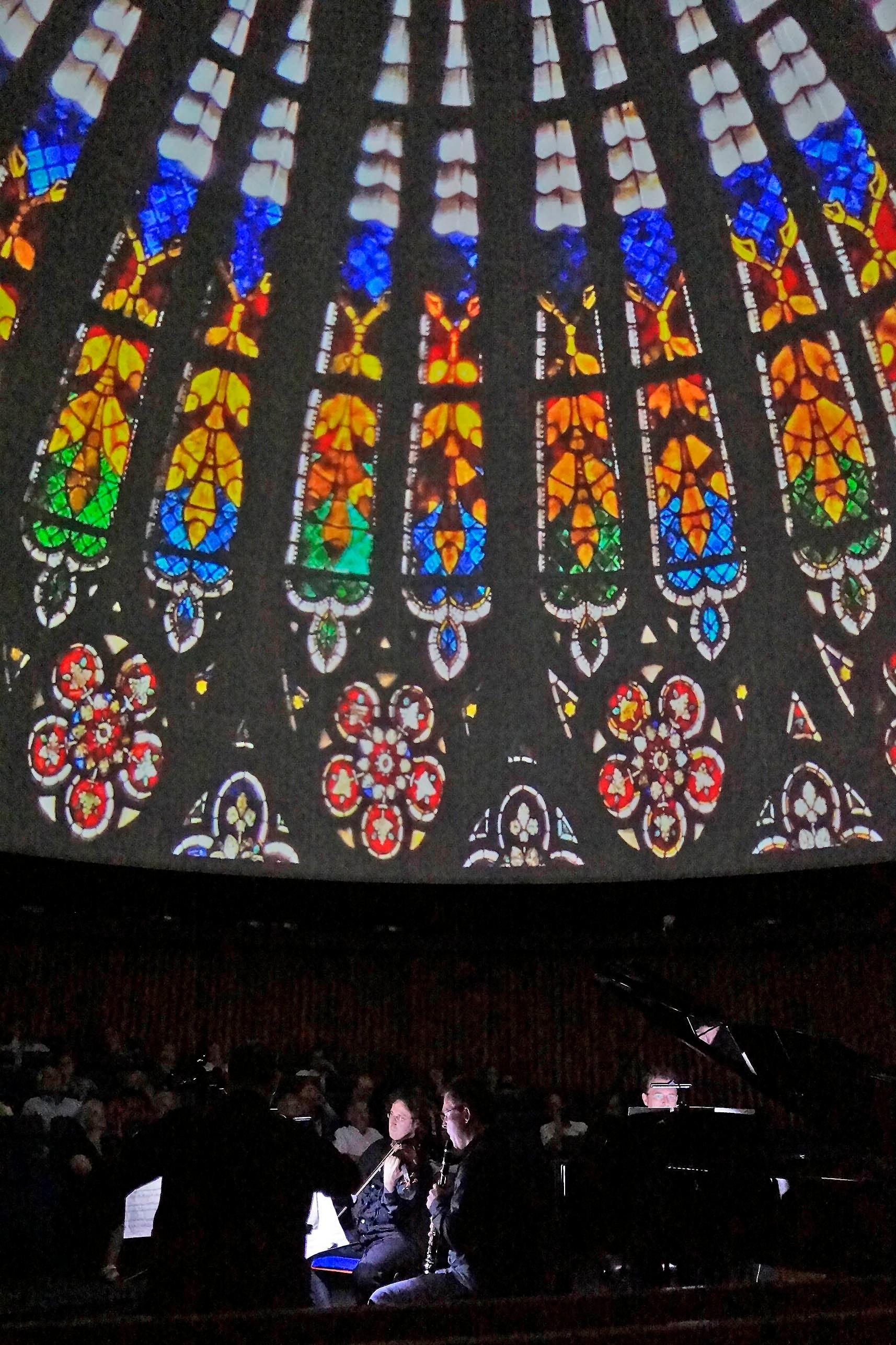 Mit einem Kuppeldurchmesser von 18 Metern gehört das Planetarium Nürnberg übrigens zu den neun Großplanetarien in Deutschland.