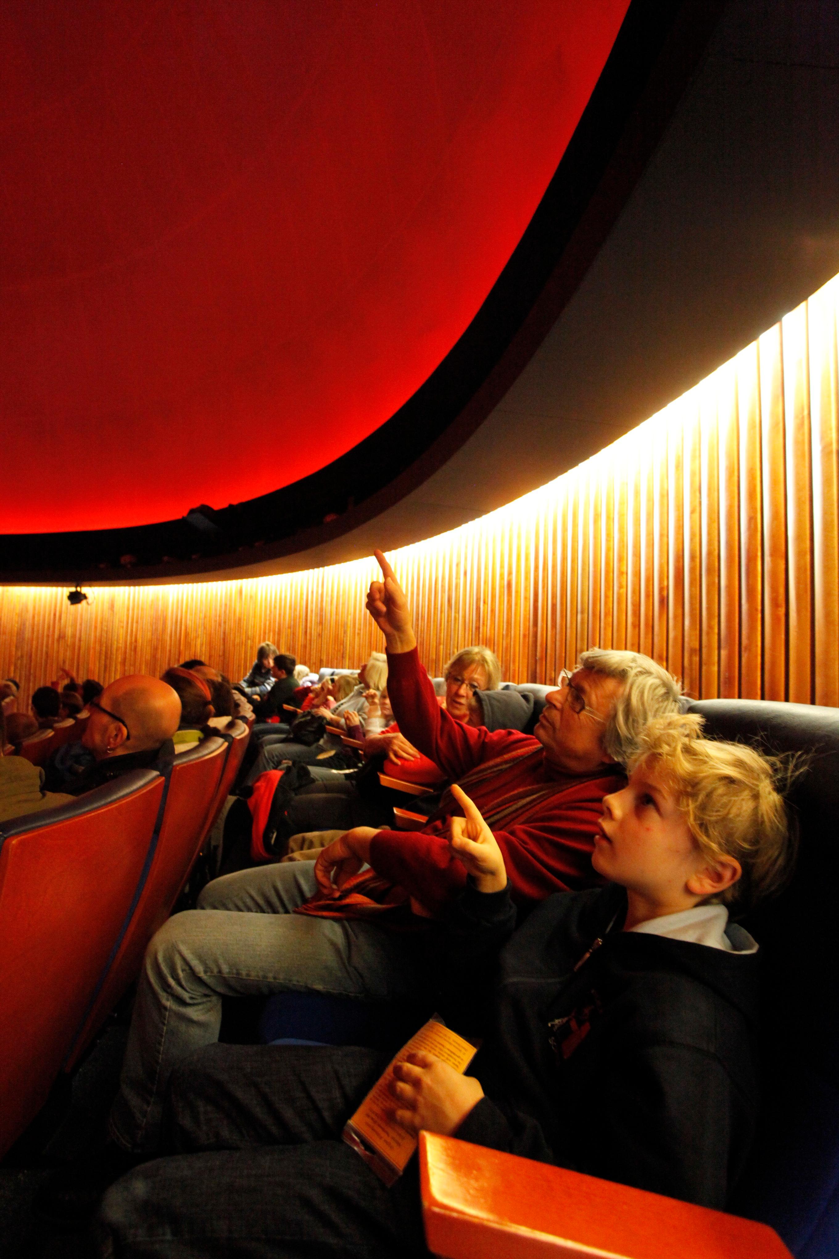 Längst wird hier nicht mehr nur ein einfacher Sternenhimmel an die Innenseite der Kuppel projiziert.