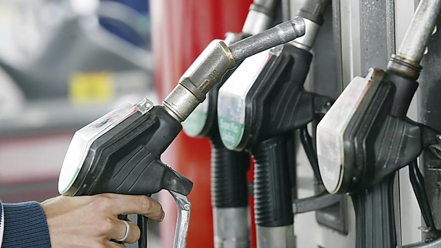 Preissteigerungen, vor allem an den Benzin-Zapfsäulen, haben laut einer GfK-Studie der Konsumlaune der Verbraucher einen leichten Dämpfer versetzt.