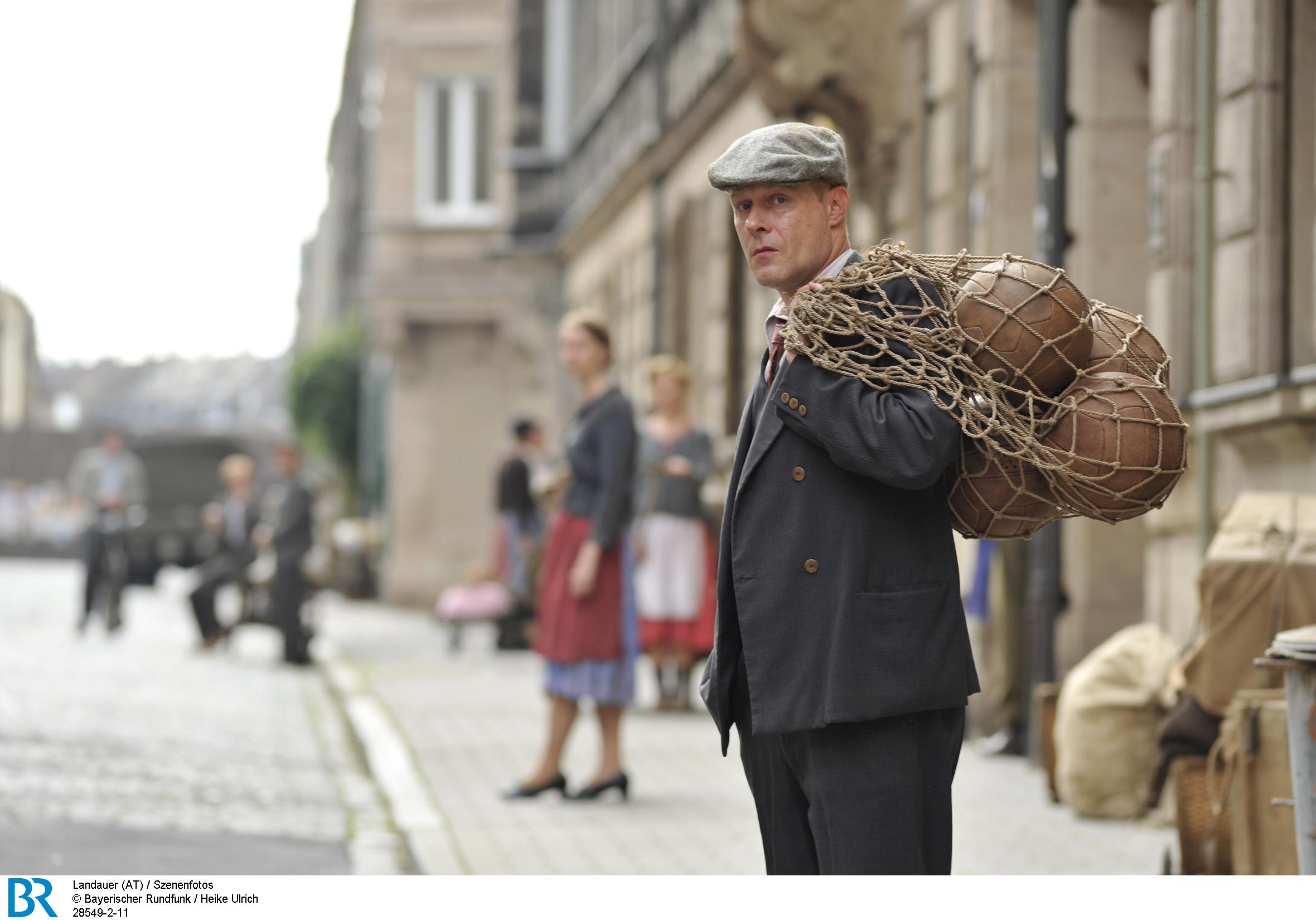 "Landauer" von Regisseur Hans Steinbichler erzählt die letztlich tragische Gesichte des FC Bayern-Präsidenten Kurt Landauer. Er machte den Verein 1932 erstmals zum Deutschen Meister, doch 1938 wurde der jüdische Kaufmann von den Nazis interniert, konnte in die Schweiz flüchten und baute seinen geliebten Club nach dem Krieg wieder auf. Trotzdem wurde Landauer 1951 überraschend als Präsident abgewählt und geriet danach lange in Vergessenheit. Landauer, dessen Titelhelden der Urbayer Josef Bierbichler großartig verkörpert, wurde 2013 unter anderem in Nürnberg und Fürth gedreht, wo Regisseur Steinbichler rund um die Marienstraße noch viel authentisches Zeitkolorit fand.