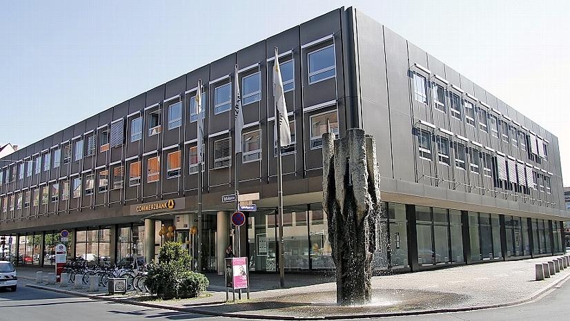 Das Gebäude der Commerzbank am Obstmarkt wurde vor kurzem an eine Nürnberger Gesellschaft verkauft und wird von der Alpha-Gruppe verwaltet. Das markante Anwesen stammt aus den 60er Jahren und gehörte ursprünglich der Dresdner Bank.