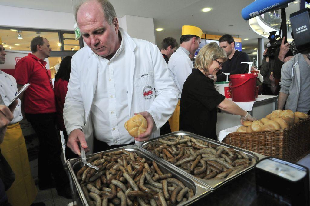 Was gibt es zu kaufen? Bratwürste so weit das Auge reicht. In der Würstl-Fabrik von FC Bayern-Präsident Uli Hoeneß (hier bei einer Aktion am Hauptbahnhof) bekommt man neben den Produkten von HoWe auch Fleisch- und Wurstspezialitäten aus der Region sowie ausgewählte saisonale "Schmankerl". Was kann ich sparen? Das Unternehmen bietet im Werksverkauf unterschiedliche Sonderangebote an. Aktuelle Monatsangebote beinhalten unter anderem Vakuumverpacktes Fleisch, fränkische Spezialitäten, Kochwurst, Rohwurst und Grillspezialitäten. Adresse: Regenstraße 1, 90451 Nürnberg Öffnungszeiten: Mo-Mi: 9-18 Uhr; Do-Fr: 8-18 Uhr; Sa: 8-15 Uhr