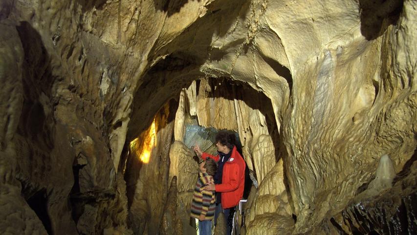 Auch in der Binghöhle bei Streitberg soll durch Lichttechnik eine besondere Atmosphäre erzeugt werden. Die Höhle ist knapp 300 Meter lang und wurde 1905 durch den Nürnberger Großindustriellen Ignaz Bing entdeckt, dem sie ihren Namen verdankt. Seit ihrer Sanierung im Jahr 2005 zählt sie zu den modernsten Schauhöhlen Deutschlands. Weitere Infos finden Sie hier.