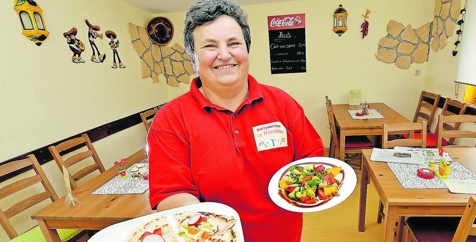 Petra Kokl in ihrer kleinen „Bodega“ in Heßdorf. Hier serviert sie den Gästen — wie auch mit ihrem Partyservice „La Marmita“ — Spezialitäten aus Spanien und Mexico. Petra Kokl in ihrer kleinen „Bodega“ in Heßdorf. Hier serviert sie den Gästen — wie auch mit ihrem Partyservice „La Marmita“ — Spezialitäten aus Spanien und Mexico.