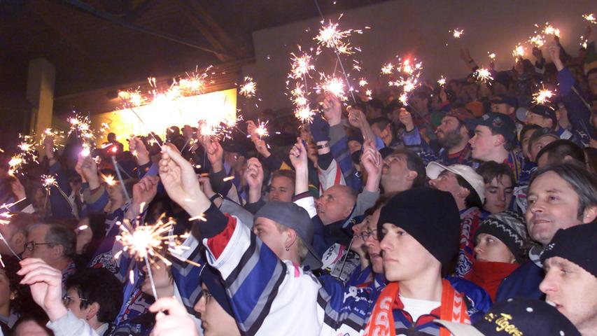Mit Wunderkerzen und Schlachtgesängen verabschieden sich die Eishockeyfans am 2. Februar 2001 von ihrem Lindestadion im Nürnberger Norden.