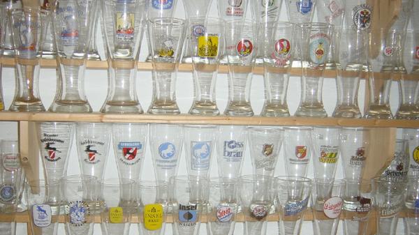 Das Weizenglasmuseum in Nürnberg brachte es zwar zu einem Eintrag ins Guiness-Buch der Rekorde, dennoch ist es den meisten Franken bis heute weitgehend unbekannt geblieben. Über 5000 Weizengläser aus mehr als 1500 Brauereien aus aller Welt erwarten die Besucher. Außerdem werden noch einige interessante und seltene Stücke rund ums Bier ausgestellt. Das Weizenglasmuseum befindet sich in der Schupfer Straße 39 in Nürnberg und kann nach voriger Absprache besichtigt werden. Weitere Infos gibt es unter www.weizenglasmuseum-nuernberg.de.