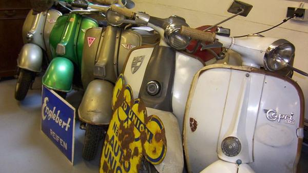 Bei diesem Oldtimer-Museum handelt es sich um kein kommerzielles: Die Öffnungszeiten richten sich ganz und gar nach dem Anruf der Interessenten. Wer die Motorräder, Roller und Mopeds der letzten hundert Jahre bestaunen möchte, spricht das mit dem Inhaber Werner Just ab und kann das Museum dann kostenlos besichtigen. Das Museum finden Sie im Maria-Hilf-Weg 1 in Greding, weitere Infos unter www.oldtimer-just.de.