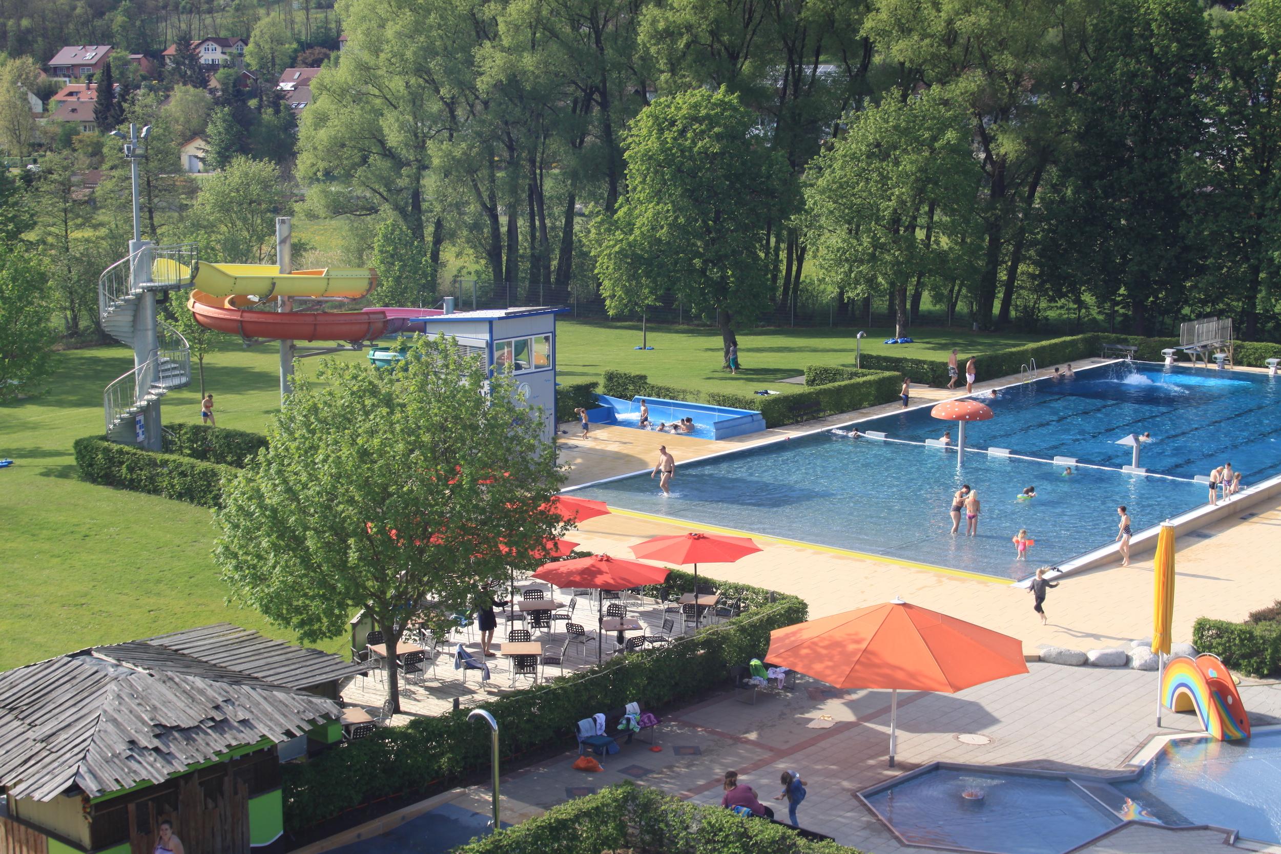 Eine kunterbunte Riesenrutsche ist der Hingucker im Freibad Burghaslach. Zudem gibt es im Naturschwimmbad einen Strandauslauf und einige Sportmöglichkeiten.  Alle Infos zum Saisonstart erhalten Sie hier.