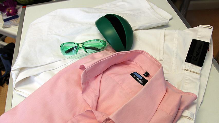 Immer passend für den Sommer: farbige Sonnenbrillen. Die grüne Brille schlägt samt Etui mit 6 Euro zu Buche. Ebenso zeitlos: die weiße Hose von manguun (7 Euro).
