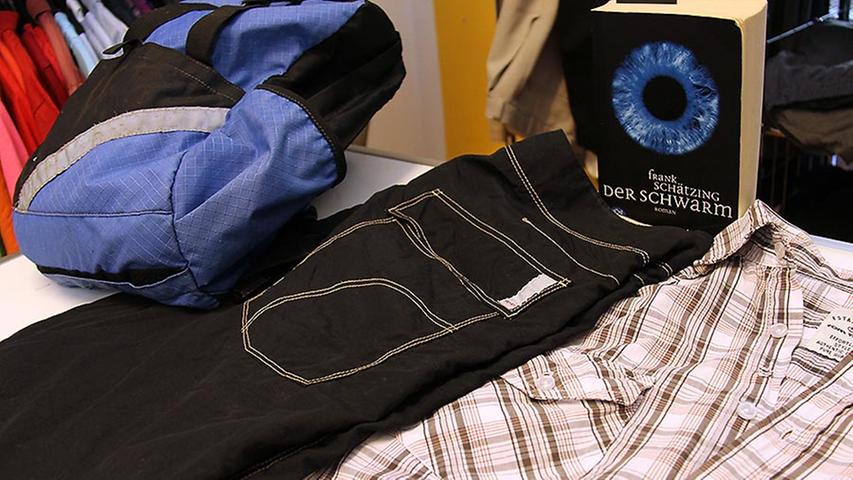Die funktionale Hose von fire&ice (10 Euro), ein Hemd von Tom Tailor (5 Euro), ein Rucksack von Deuter (6 Euro) und ein Roman von Frank Schätzing (2 Euro): Neben Schuhen, Unterwäsche und Verpflegung alles, was der Hobbywanderer braucht.