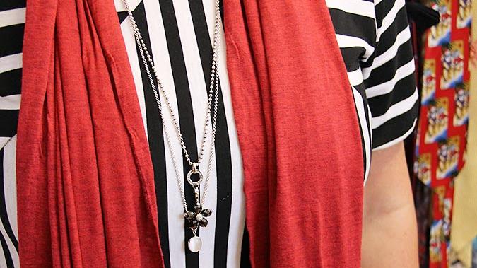 Das elegante Baumwollkleid der schwedischen Marke Gudrun Sjödén (20 Euro) wirkt durch den Kontrast zum roten Baumwollschal (3 Euro) etwas frecher. Ein Outfit für nahezu jeden Anlass und ein echtes Schnäppchen noch dazu.