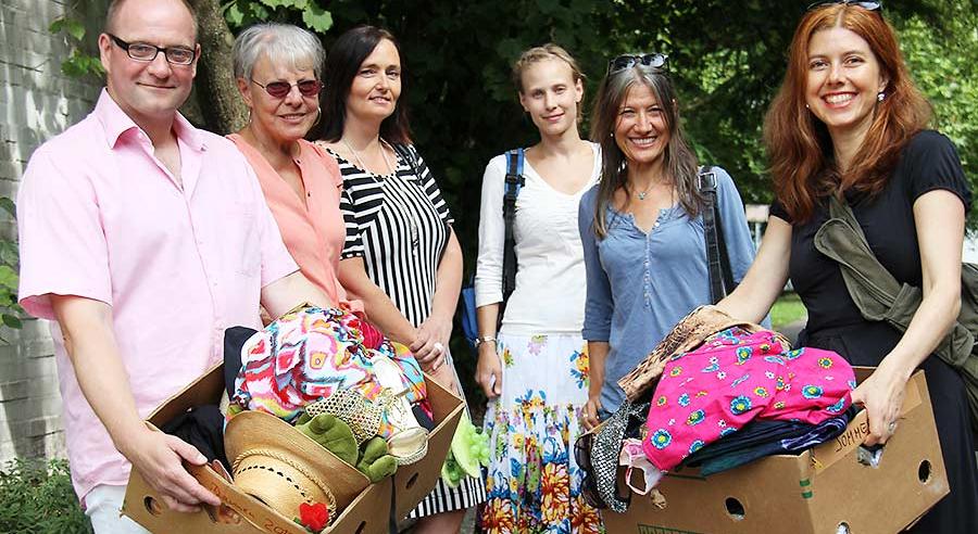 Mitarbeiter und Freunde in sozialer Mission: Das Rauschgold-Team hat Second-Hand-Outfits im Gepäck.