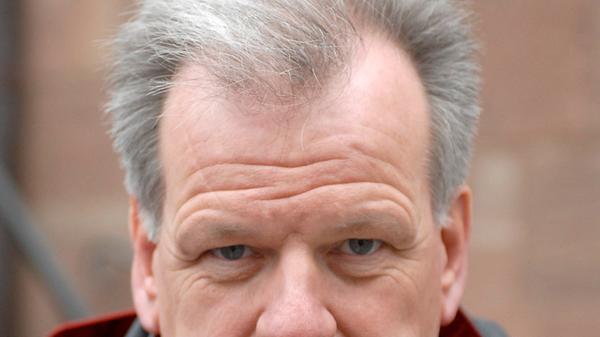 Bundestagsmitglied und ehemaliger Nürnberger OB-Kandidat Harald Weinberg von den Linken zeigt sich erschüttert über die Wahl des Thüringer Ministerpräsidenten: "Zu dem ungeheuerlichem Vorgang in Thüringen wäre wirklich viel zu sagen. Das Motto von ihm (Thomas Kemmerich; Anm. d. Red.) und der FDP-Spitze (denn ich glaube nie und nimmer, dass diese Nummer ohne Segen von der FDP-Spitze stattgefunden hat) scheint jetzt wohl in Abwandlung des Lindner-Spruchs zu sein: "Lieber mit den Faschisten regieren als nicht regieren." Aber der Dammbruch deutete sich für mich schon auch im Bundestag an. In ihrer menschenverachtenden neoliberalen Ausrichtung waren FDP und AfD sich mehr als einmal gewaltig einig. Und so manche Unionspolitiker vertraten in anderen Fragen, zum Beispiel zum Asylrecht, Positionen, die von denen der AfD nicht zu unterscheiden waren. Aber wie geschichtsvergessen kann man sein? 75 Jahre nach der Befreiung von Ausschwitz lassen die bürgerlichen Parteien es wieder zu, dass ein Kandidat aus ihren Reihen durch die Stimmen der Faschisten zum Ministerpräsidenten gewählt wird. Das ist für mich unfassbar. Und ich stimme mit dem Präsidenten des Zentralrats der Juden völlig überein, der gesagt hat: 'Damit verlässt die FDP den Konsens der demokratischen Parteien...'. Es ist jetzt höchste Zeit aufzuwachen und Widerstand zu leisten gegen diese Entwicklung, die ja schon einmal in ähnlicher Weise in Thüringen ihren Ausgang nahm und dann zur Katastrophe geführt hat. Union und FDP scheinen dafür auszufallen, weil sie sich freiwillig in Geiselhaft begeben haben."
