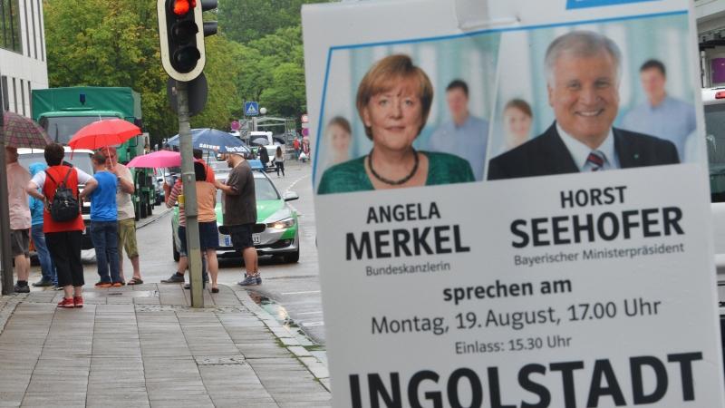 Eigentlich hatte die Bundeskanzlerin für den Nachmittag einen Wahlkampfauftritt auf dem Ingolstädter Rathausplatz auf der Agenda. Wegen der unschönen Ereignisse wurde der Auftritt von Angela Merkel jedoch abgeblasen.