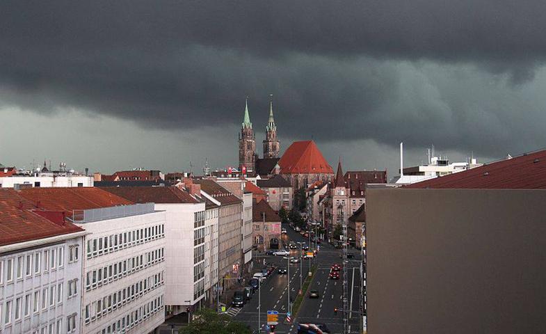 Gewaltiges Gewitter zieht über Nürnberg hinweg