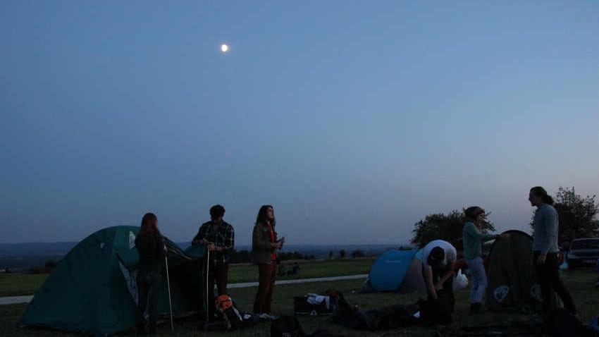Noch Freitagnacht bauten die Gäste aus dem nahen Simmelsdorfer Gemeindegebiet im Mondschein ihr Zelt auf.