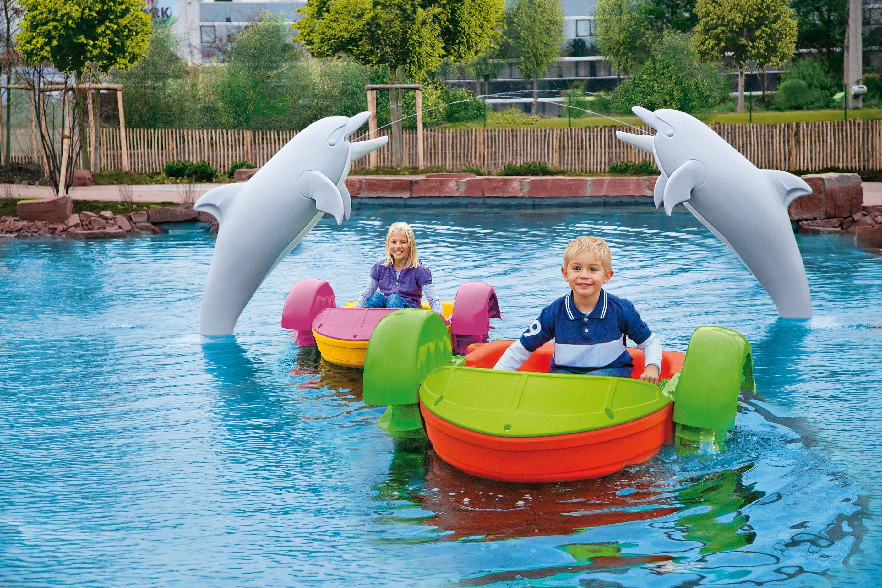 Im Playmobil-Funpark bei Zirndorf erwacht das Spielzeug aus dem Kinderzimmer zum Leben: Statt actionreicher Fahrgeschäfte setzt man hier ganz auf Spielen, Erleben und Bewegen. Doch anstatt nur mit bunten Playmobil-Figuren zu hantieren, dürfen die Kinder selbst in die Rollen von Piraten und Rittern eintauchen. Während der FunPark ganz auf die Kinder bis 10 Jahre ausgerichtet ist, lockt der Aktiv-Park Sport mit einem Riesenkopfkissen und einer großen Auswahl an Trampolinen auch junggebliebene Playmobil-Fans. Noch bis zum 5. November ist der Park geöffnet, bevor die Außensaison endet und der FunPark sich in die Schlummertage und anschließende Wintersaison geht. Die Saisonkarte 2023 gibt es daher jetzt zum reduzierten Preis. Weitere Infos finden Sie hier.