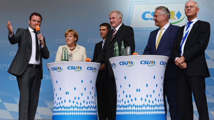 Bei den CSU-Parteigängern auf dem Podium kommen Merkels Worte gut an.