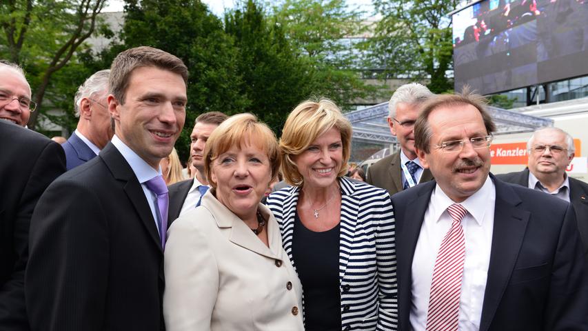 Die Bundeskanzlerin in der Hugenottenstadt: Angela Merkel besuchte im August 2013 Erlangen - da blieb auch Dagmar Wöhrl natürlich nicht fern. Doch es gab auch kritische Töne von Demonstranten, während die Kanzlerin beim Rathaus war.