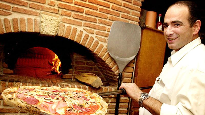 Hier backt der Chef persönlich: Cesare Castorini hat der historischen Garküche Pizza, Pasta und Panna Cotta gelehrt.