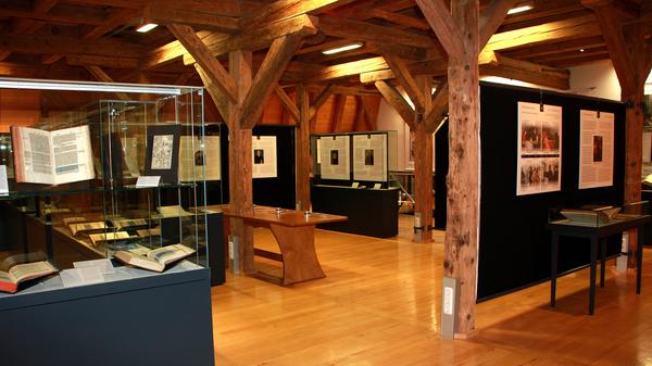 In eine düstere Zeit mit brutalen Folter- und Bestrafungsmethoden entführt das Mittelalterliche Kriminalmuseum in Rothenburg seine Besucher. Nur ganz Hartgesottenen wird es beim Anblick der unterschiedlichen Ausstellungsstücke nicht eiskalt den Rücken hinunterlaufen. Das Kriminalmuseum finden Sie in der Burggasse 3 in Rothenburg, weitere Infos unter www.kriminalmuseum.eu.