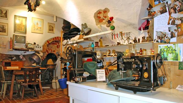 Männer greifen gern zur Kopfbedeckung, wenn das Haupthaar langsam lichter wird. Doch auch Frauen haben schon früh diese Art des Kopfschmucks für sich entdeckt. Aus diesem Grund mangelt es dem Hutmuseum in Nürnberg nicht an originellen, gewagten und teuren Exemplaren. Das Hutmuseum finden Sie in der Inneren Laufer Gasse 33 in Nürnberg, weitere Infos unter www.broemme-schneiderlein.com.