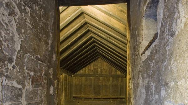 In Nürnberg findet man in den Kellerräumen unter dem alten Rathaus die gefürchteten Lochgefängnisse. Hier saßen die Gefangenen seit dem 14. Jahrhundert in Untersuchungshaft, wurden gefoltert oder nahmen ihre Henkersmahlzeit ein. Die Räumlichkeiten sowie einige schauerliche Folterinstrumente können betrachtet werden. Kindern unter zehn Jahren wird aufgrund der tristen Atmosphäre von einem Besuch abgeraten. Weitere Infos finden Sie auf museen.nuernberg.de.