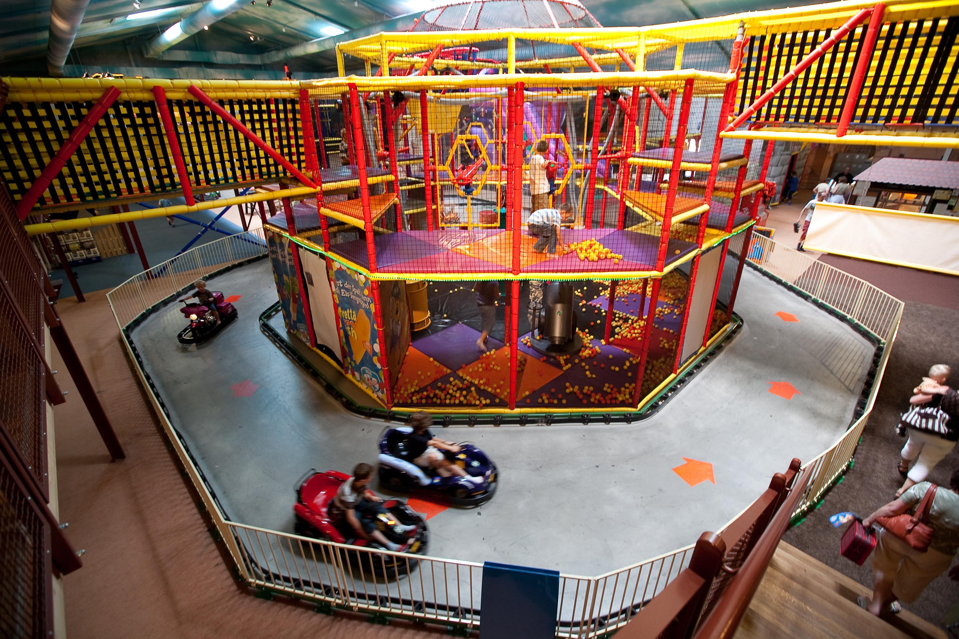 Besucher können sich ganzjährig im Innen- und Außenbereich des Tucherlands richtig austoben. Bewegung ist hier die Devise, und Eltern können sich sicher sein, dass ihre Kinder nach einem Besuch im Park erschöpft ins Bett fallen und gut schlafen werden. Weitere Infos finden Sie hier.