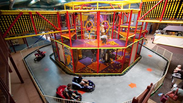 Besucher können sich ganzjährig im Innen- und Außenbereich des Tucherlands richtig austoben. Bewegung ist hier die Devise, und Eltern können sich sicher sein, dass ihre Kinder nach einem Besuch im Park erschöpft ins Bett fallen und gut schlafen werden. Weitere Infos finden Sie hier.