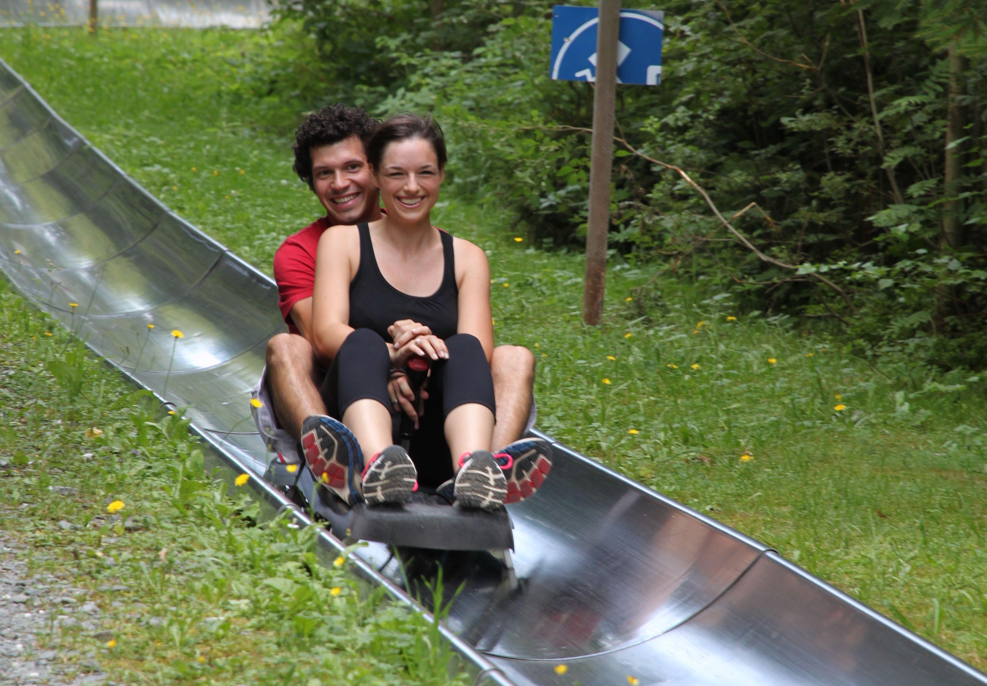 Rodeln kann man in Franken nicht nur im Winter, sondern auch im Sommer: Auf der einen Kilometer langen Strecke am Ochsenkopf in Bischofsgrün überwinden die mutigen Fahrer einen Höhenunterschied von 140 Metern. Zehn Steilkurven machen den rasanten Fahrspaß noch spannender, jedoch kann mit dem Bremshebel jeder sein individuelles Tempo finden. Auf Mountainbiker wartet hier eine Downhill- sowie eine Singletrailstrecke. Weitere Infos finden Sie hier.