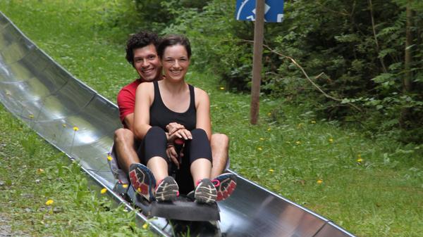 Rodeln kann man in Franken nicht nur im Winter, sondern auch im Sommer: Auf der einen Kilometer langen Strecke am Ochsenkopf in Bischofsgrün überwinden die mutigen Fahrer einen Höhenunterschied von 140 Metern. Zehn Steilkurven machen den rasanten Fahrspaß noch spannender, jedoch kann mit dem Bremshebel jeder sein individuelles Tempo finden. Auf Mountainbiker wartet hier eine Downhill- sowie eine Singletrailstrecke. Weitere Infos finden Sie hier.