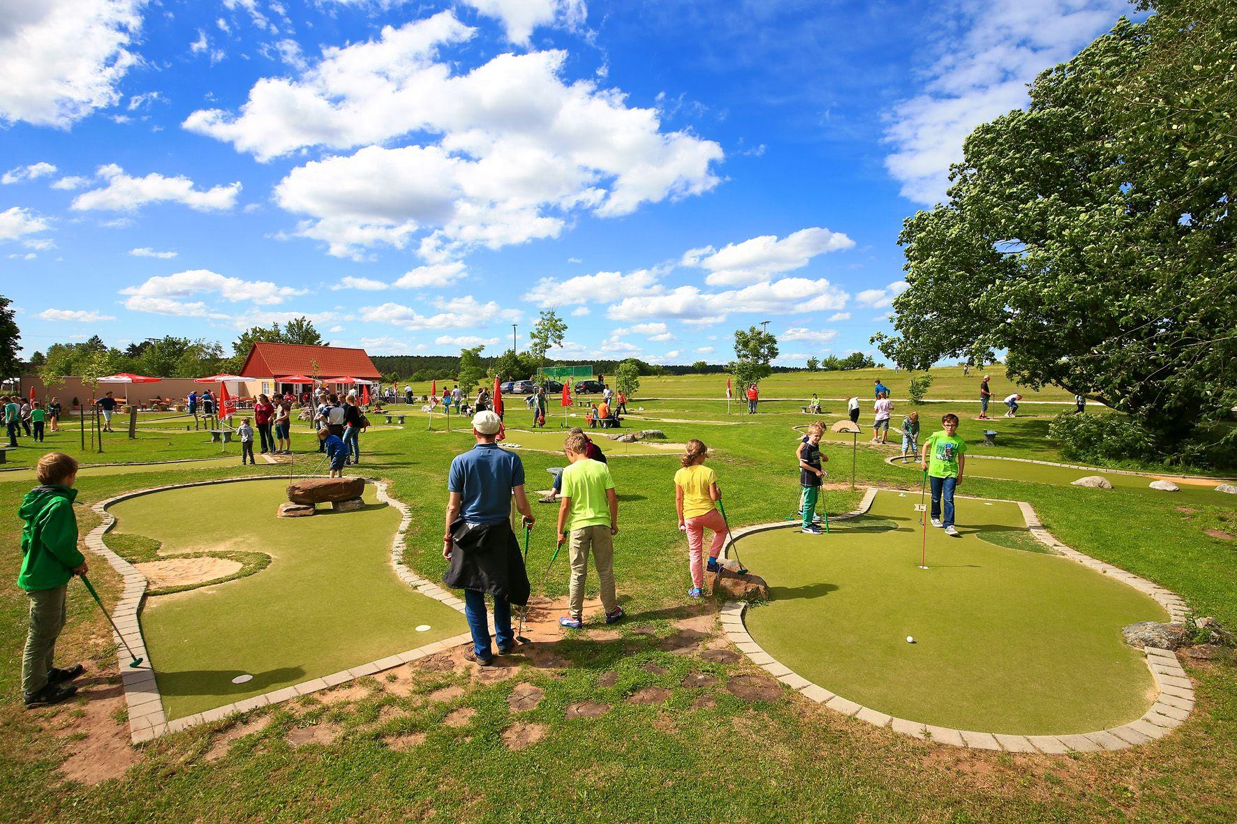 Golfen ist nicht jedermanns Sache, die Pflugsmühle in Abenberg bietet jedoch zwei spannende Alternativen zur klassischen Variante des Sports: die für Anfänger geeigneten Formen Minigolf und Swing Golf. Beim Western- und Ponyreiten schlagen dafür die Herzen von Pferdefans höher. Motorbetriebene Fortbewegungsmittel mit mehr PS gibt es beim Buggy-Race, an dem Kinder ab sechs Jahren teilnehmen können. Weitere Infos finden Sie hier.