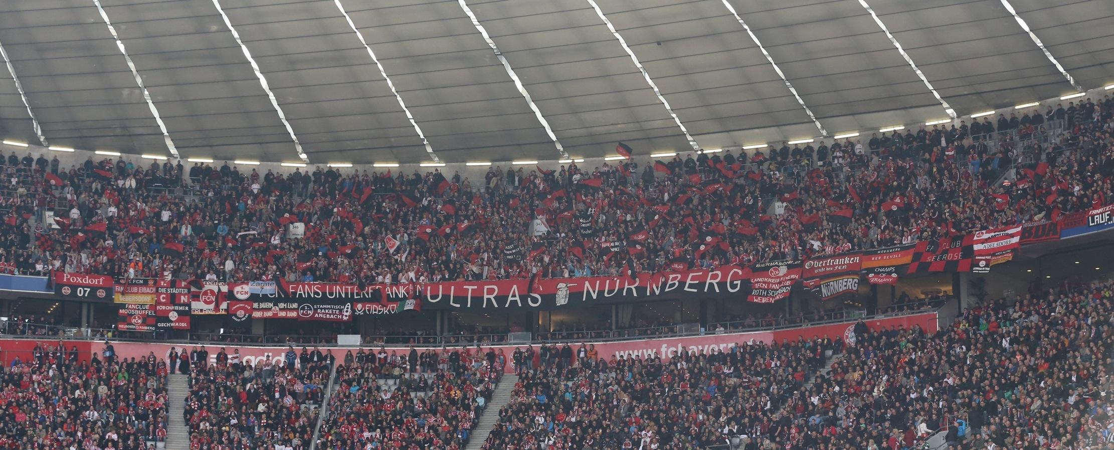 ... war das Erscheinungsbild der mitgereisten Nürnberger Anhänger. Mit einer 80iger-/90iger-Jahre-Mottofahrt waren sie die Hingucker beim bayerisch-fränkischen Kräftemessen. Mit den Kräften...