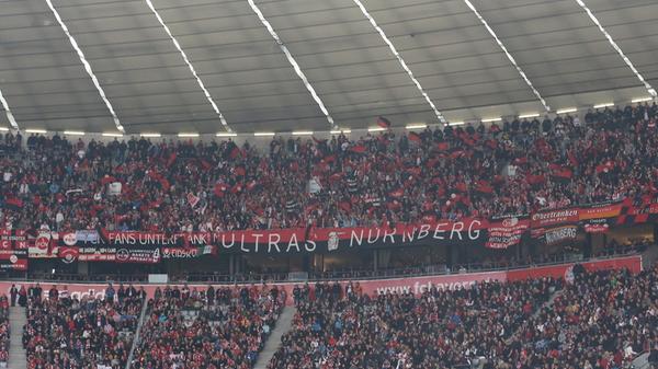 ... war das Erscheinungsbild der mitgereisten Nürnberger Anhänger. Mit einer 80iger-/90iger-Jahre-Mottofahrt waren sie die Hingucker beim bayerisch-fränkischen Kräftemessen. Mit den Kräften...