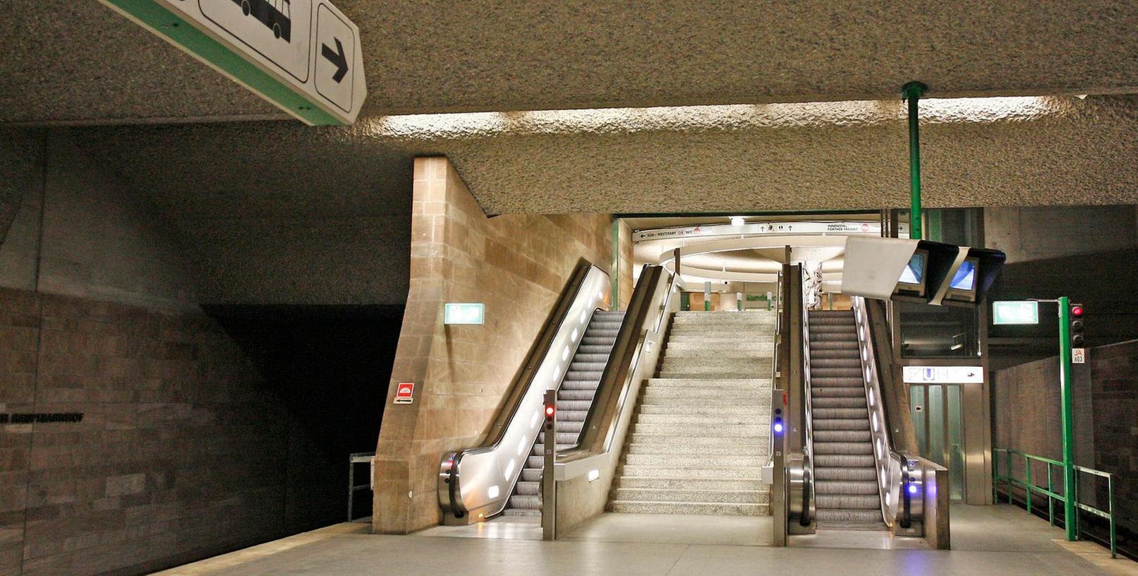 Am Fürther Hauptbahnhof hatte der 26-Jährige die U-Bahn verlassen und war dann von den vier jungen Männern abgefangen worden.