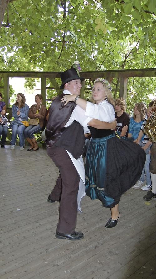 Bei der Limmersdorfer Lindenkirchweih tanzt der "Plootzer" und sein "Madla" auf vier Meter Höhe inmitten der Blätterkrone. Diese einzigartige Veranstaltung möchte Kulturerbe werden.