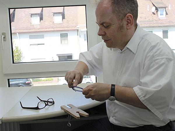In der Manufaktur von Optik Schlemmer sind die Prozesse so weit wie möglich automatisiert. Immer wieder ist jedoch auch Handarbeit nötig: Das Foto zeigt Oliver Brunner beim Glätten einer Fassung. In der Manufaktur von Optik Schlemmer sind die Prozesse so weit wie möglich automatisiert. Immer wieder ist jedoch auch Handarbeit nötig: Das Foto zeigt Oliver Brunner beim Glätten einer Fassung.