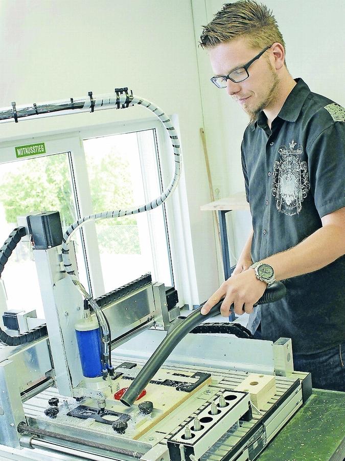 Blick in die neue Brillenmanufaktur von Optik Schlemmer: Mitarbeiter Markus Schönleben reinigt die CNC-Fräse, die dort zum Einsatz kommt.