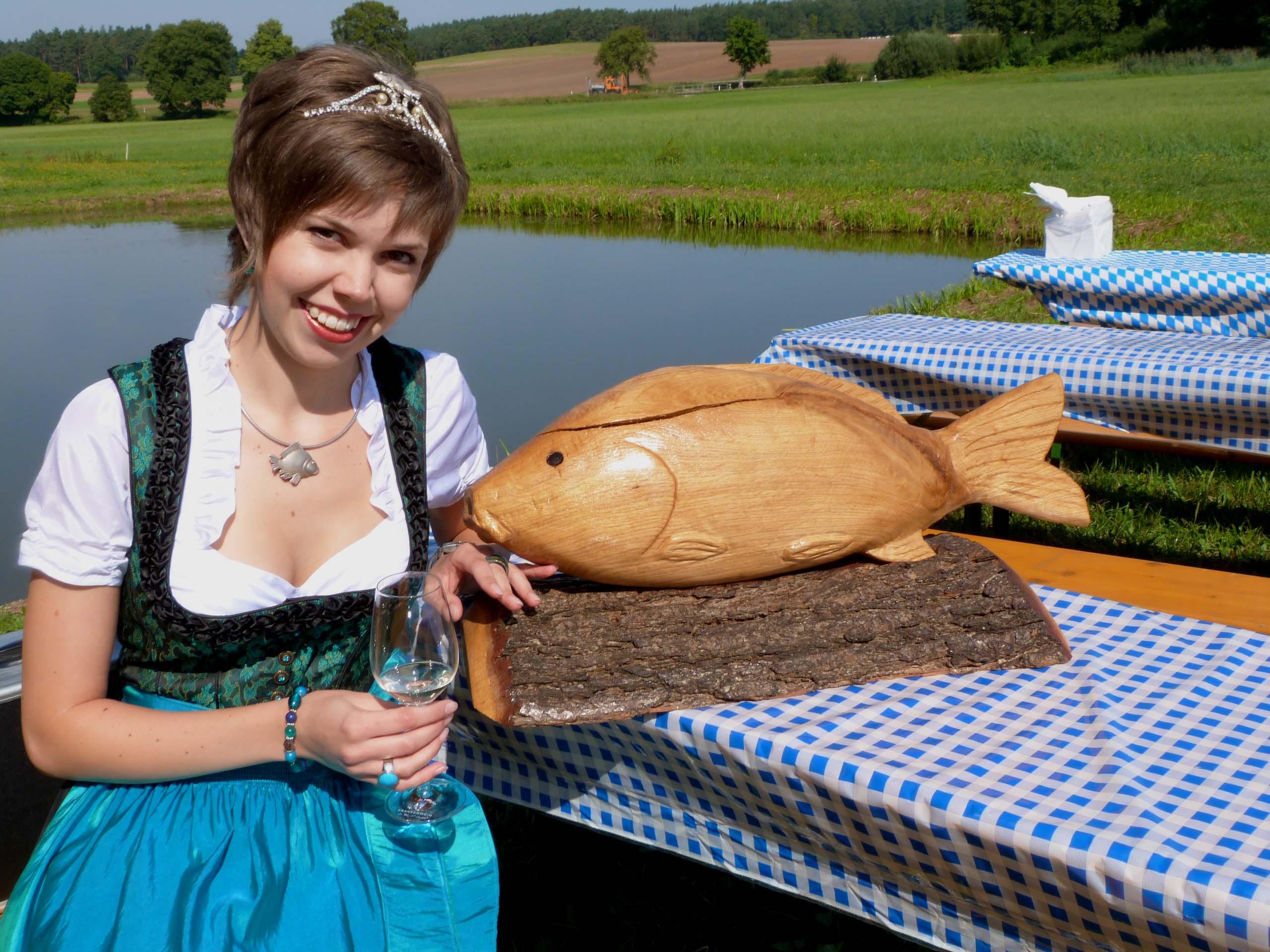 Die erste Aischgründer Karpfenkönigin Katrin Uano repräsentiert das Tier genauso wie ihre Nachfolgerinnen als Speise und Teil des kulturellen Erbes Frankens. Doch im benachbarten Schwaben hat sich sogar echter alter Adel des Fisches angenommen. Ein Adelsgeschlecht mit dem Namen "von Karpfen" gelangte dort in der frühen Neuzeit zu großen Ehren. Ihre Burg Hohenkarpfen lag jedoch, anders als es der Name vermuten lässt, nicht neben einem Gewässer.