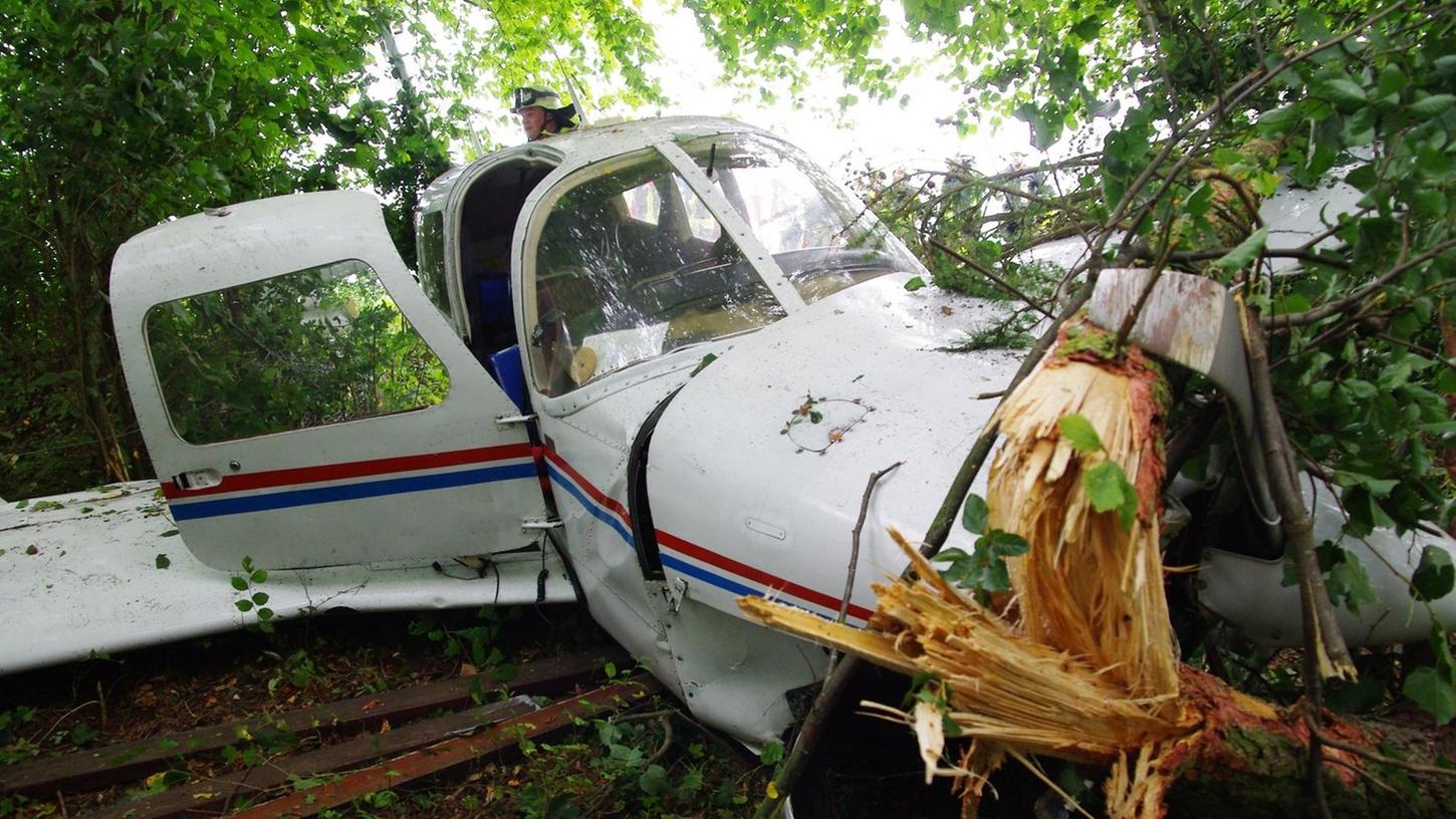 Flugzeug rast in Gunzenhausen in den Wald